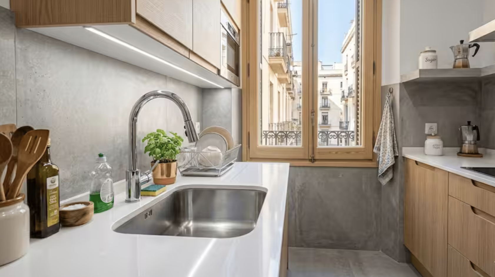 Cocina abierta al salón con isla en una vivienda de Castelldefels