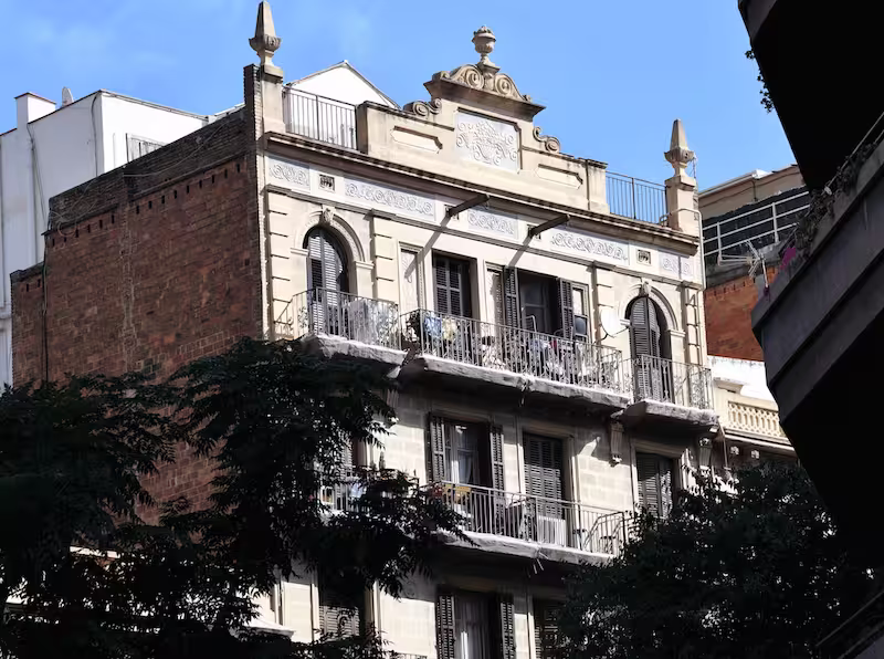 Trabajos de rehabilitación de fachada en un edificio de Castelldefels